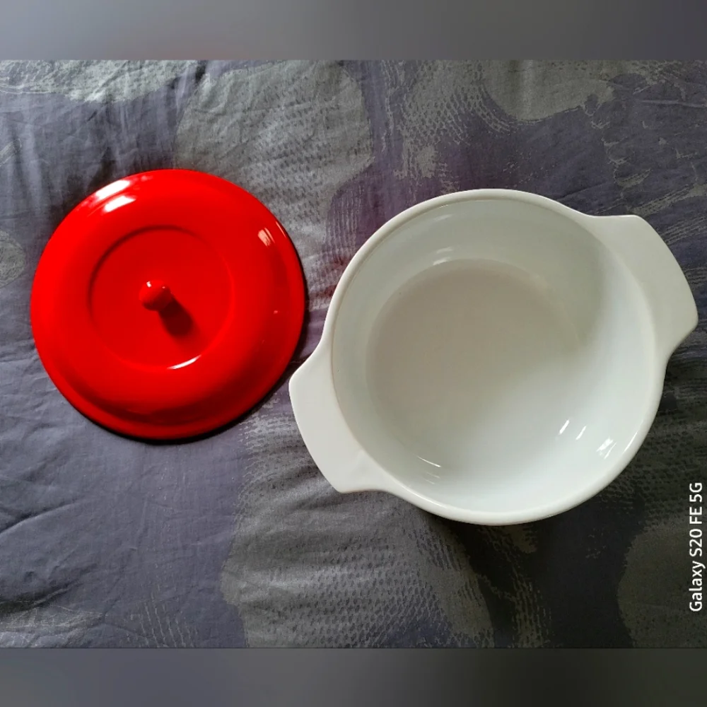 NWOT⭐️Red Covered Cassarole Dish⭐️ - Picture 2 of 4